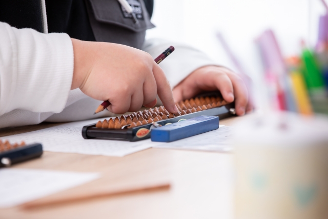 そろばんを学ぶ子ども